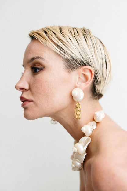 Boucles d’Oreilles Monik – Coquillage Plaqué Or 24 Carats & Cristal Swarovski