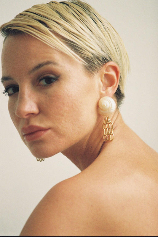 Boucles d’Oreilles Monik – Coquillage Plaqué Or 24 Carats & Cristal Swarovski