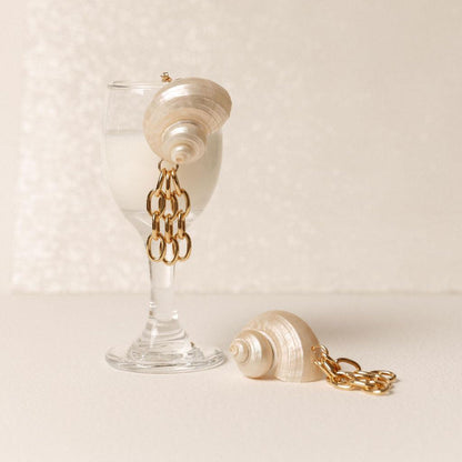 Boucles d’Oreilles Monik – Coquillage Plaqué Or 24 Carats & Cristal Swarovski