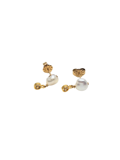 Puces d’Oreilles Carla – Élégance fine en perles de culture & or laminé 14k recyclé