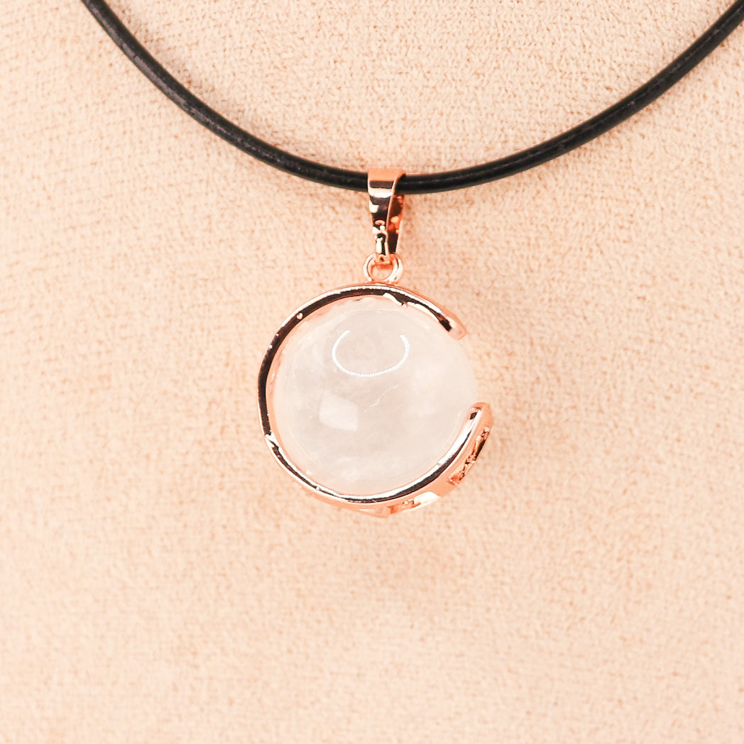 Pendentif Sphère de Cristal de Roche & Lune – Élégance Spirituelle