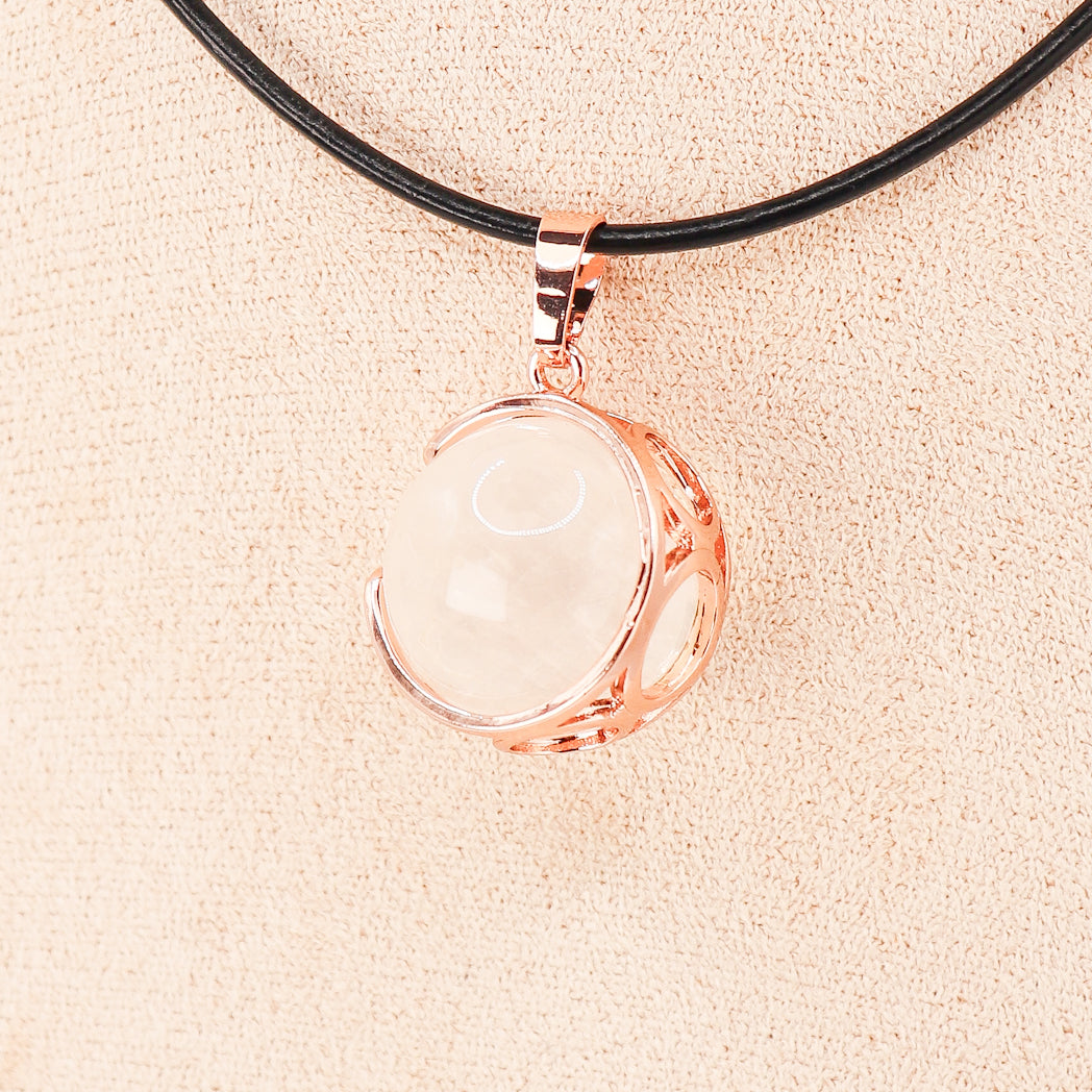 Pendentif Sphère de Cristal de Roche & Lune – Élégance Spirituelle