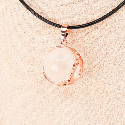 Pendentif Sphère de Cristal de Roche & Lune – Élégance Spirituelle